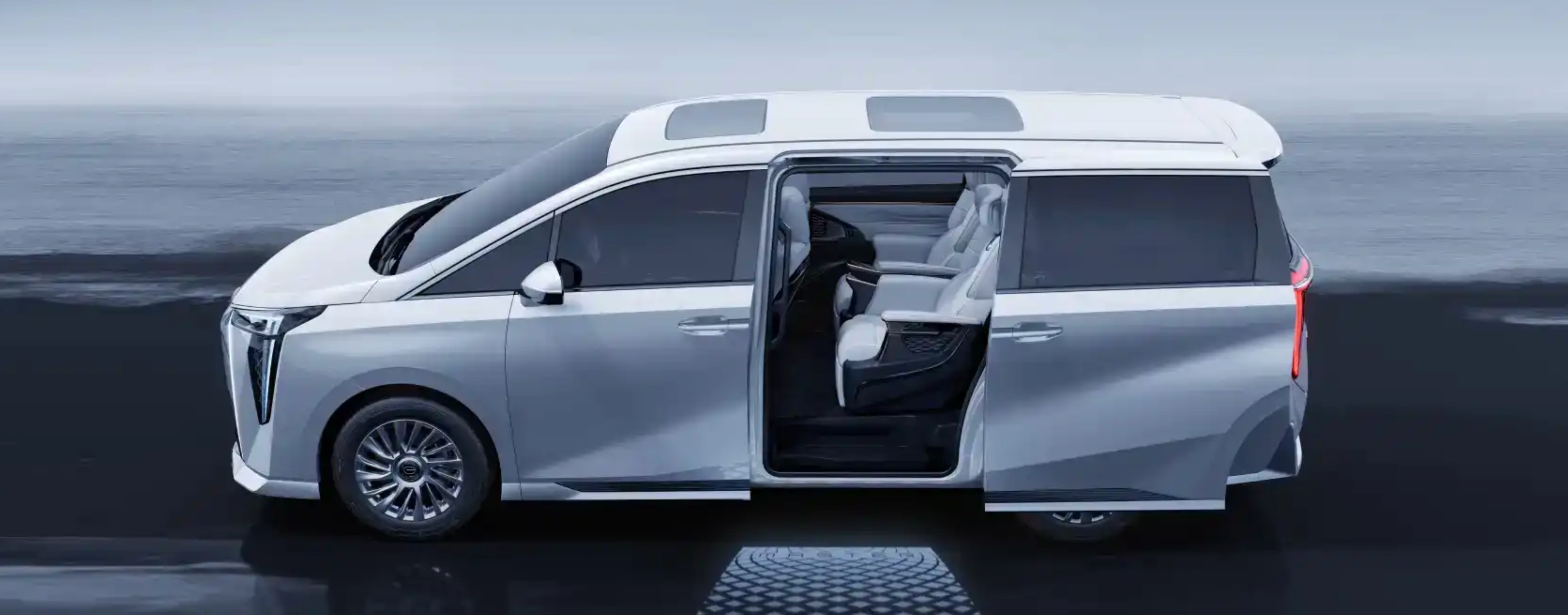 sliding door on GAC M8 PHEV