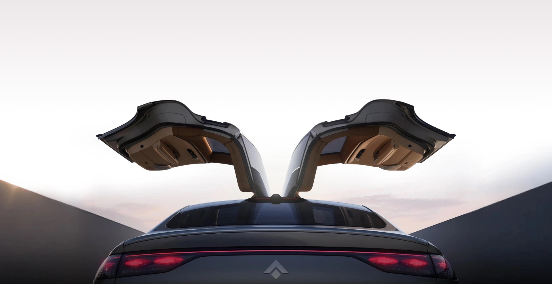 Design haut de gamme avec portes "Gullwing"
